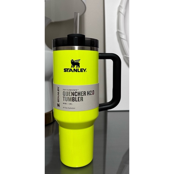 NWT UNRELEASED Stanley Quencher H2.0 FlowState Tumbler 40oz, NEON YELLOW - Picture 1 of 3